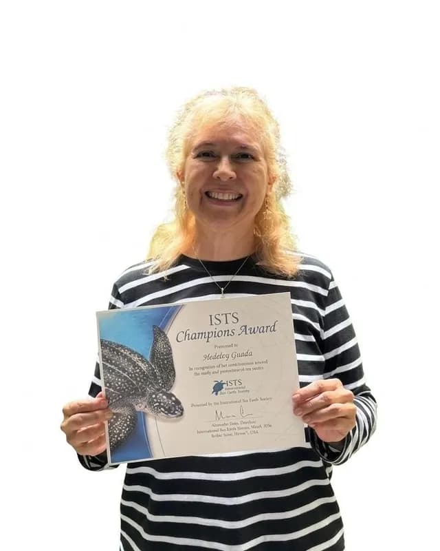 Prof. Hedelvys Guada con el premio ISTS Champions Award